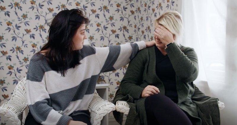 Eva ber om ursäkt till sin dotter och de båda brister ut i gråt Eva ber om ursäkt till sin dotter och de båda brister ut i gråt